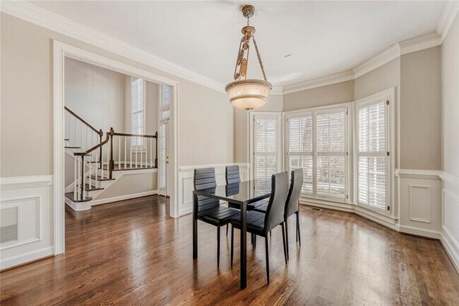 Building Photo - 1111 Lake Washington Dr NW