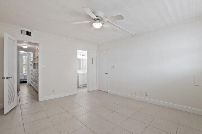 Building Photo - 1051 Hillsboro Mile