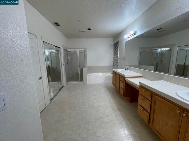 Building Photo - 2649 Torrey Pines Dr