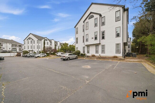 Building Photo - Immaculate 2 Bedroom 2 Bath Condo- Shore Drive