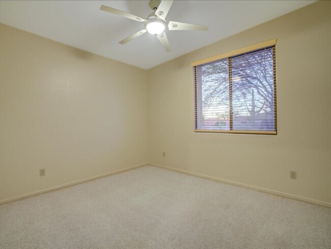 Building Photo - 3 Bedroom 2 Bathroom + Den   Gated Communi...