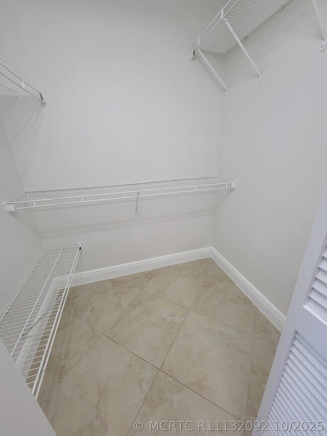 Building Photo - 4208 Glenmoor Dr