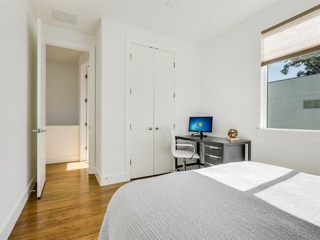 Building Photo - 1801 E 2nd St