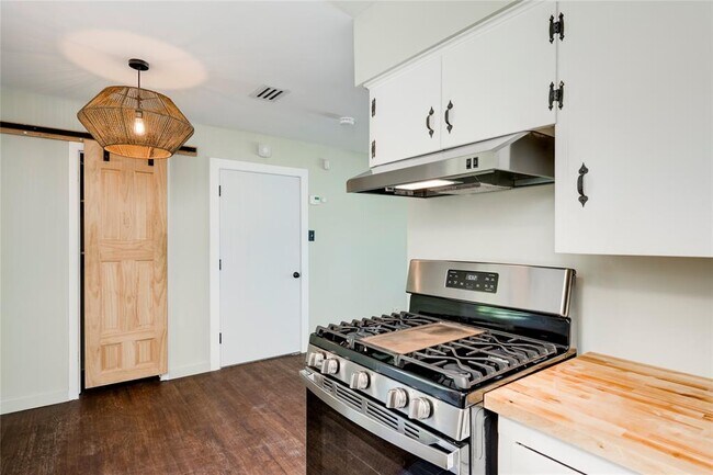 Building Photo - 1707 Overhill Dr