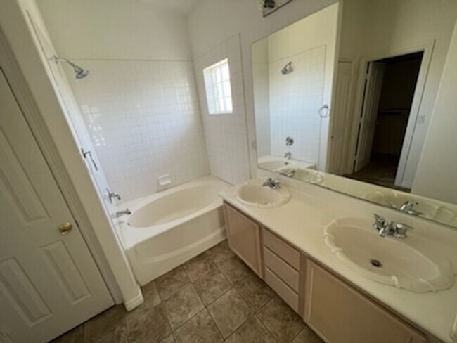 Building Photo - 4 Bedroom Located in Lamplight!