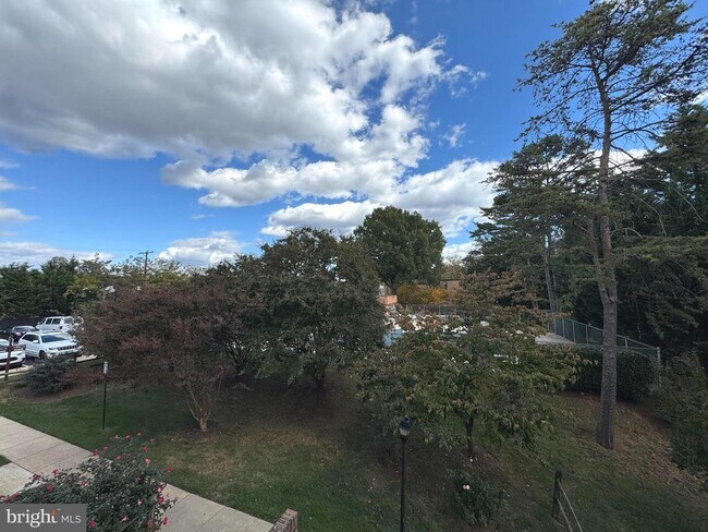 Building Photo - 11919 Parklawn Dr