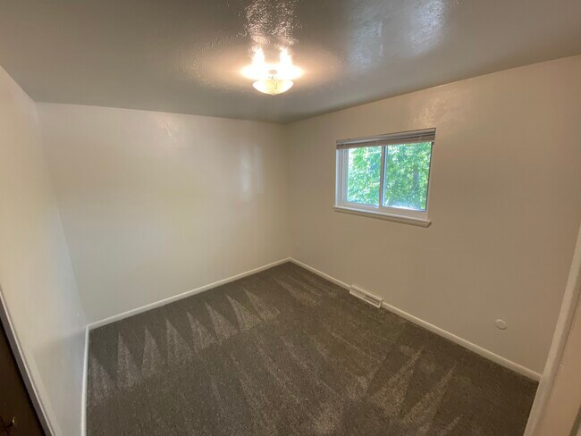 Building Photo - 1475 Chambers Dr