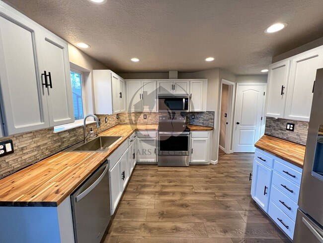 Building Photo - Charming Keizer Home-Coming First week of February