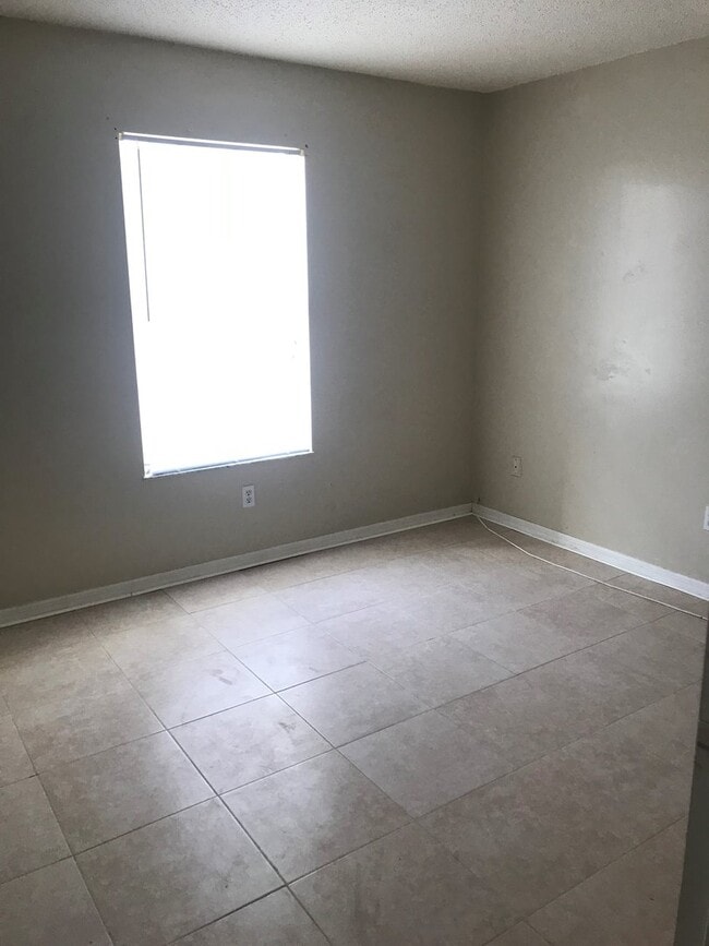 Building Photo - **COMING SOON**  3/2/2  Conveniently Located