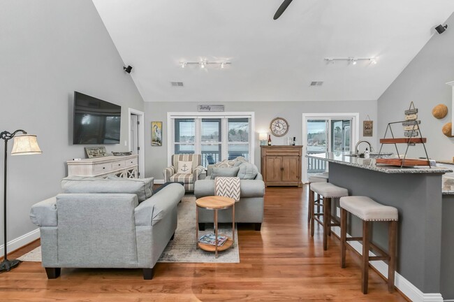 Building Photo - Fully Furnished Mid Term Lease