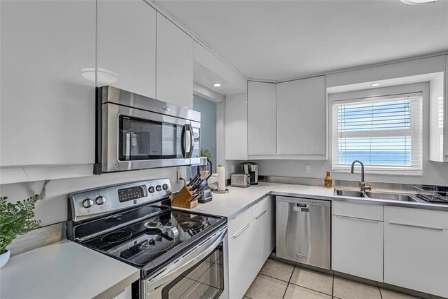 Building Photo - 3015 N Ocean Blvd