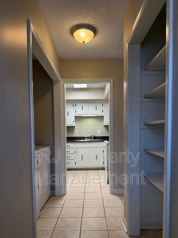 Building Photo - 3400 Lord Dunmore Cove