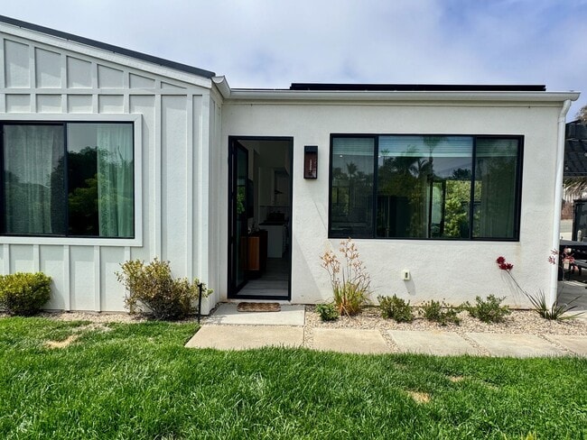 Building Photo - 1333 Lake Dr