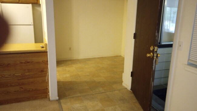Building Photo - 1 bed, 1 Bath, 800 sqft with washer/dryer ...