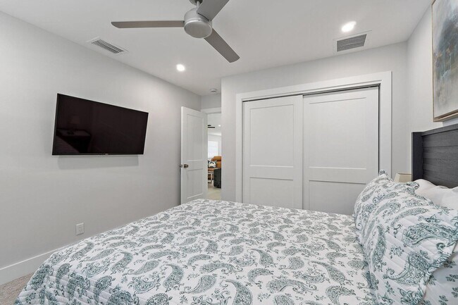 Building Photo - 4193 Hyacinth Cir N