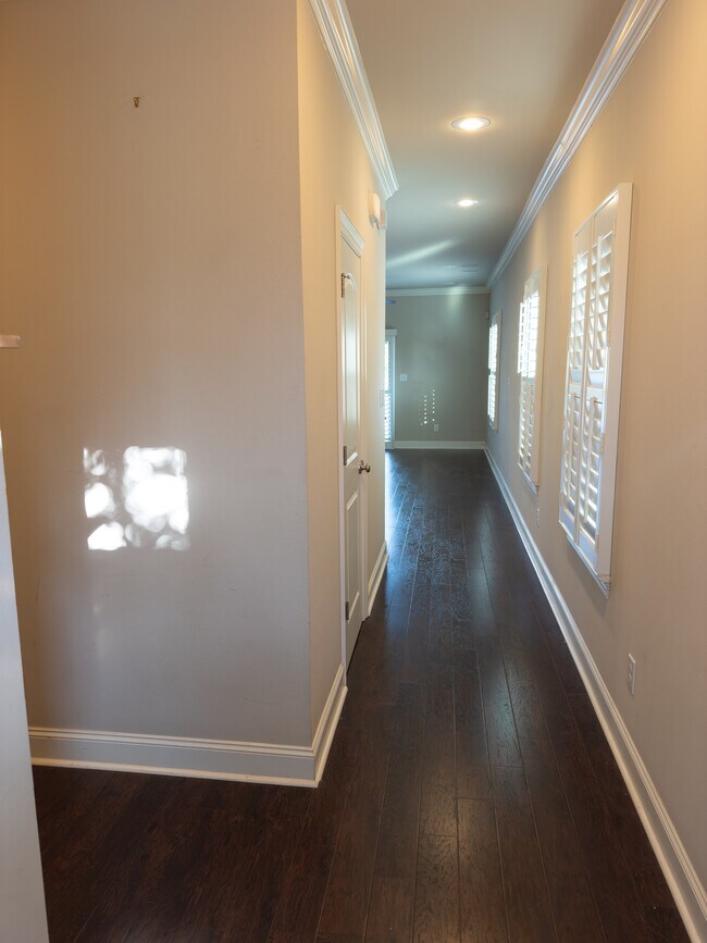 Building Photo - 2167 Shadowbrook Dr
