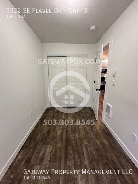 Building Photo - 5322 SE Flavel Dr