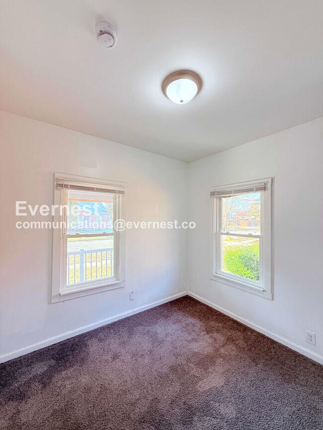 Building Photo - 2 Bed/1 Bath Home with Off-Street Parking / Vouchers Accepted / Available Now!