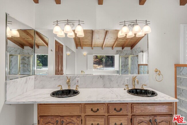 Building Photo - 3200 Oakley Dr