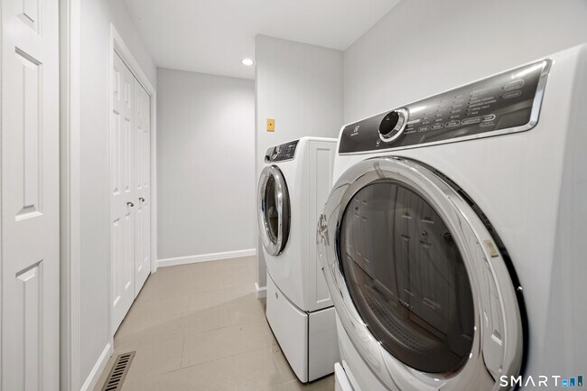 Building Photo - 34 Hi-Ann Ct