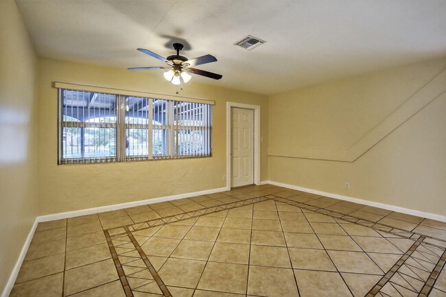 Building Photo - 3761 SW 18th St