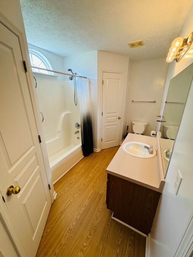 Building Photo - For Lease - 3 Bed, 2 Bath, 1400sqft Home i...