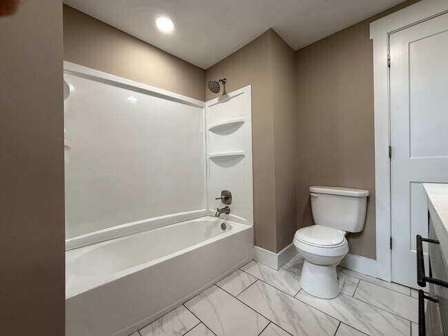Building Photo - 4 Bedroom/2 Bath Home for Rent