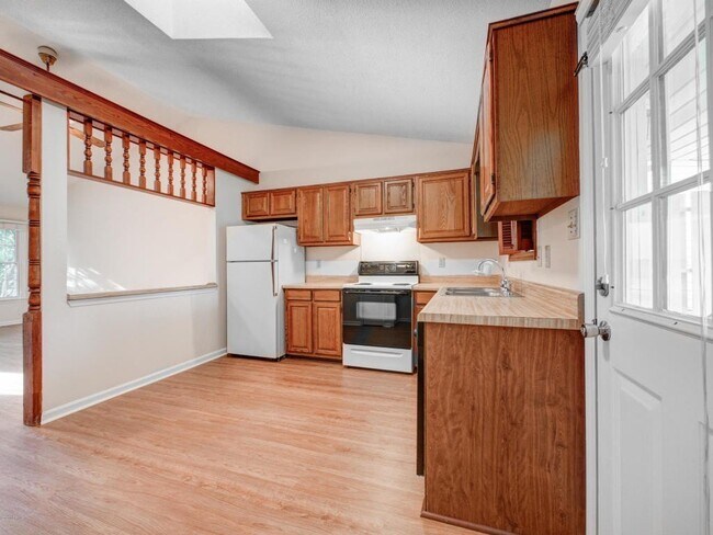 Building Photo - 114 Pine Crest Dr
