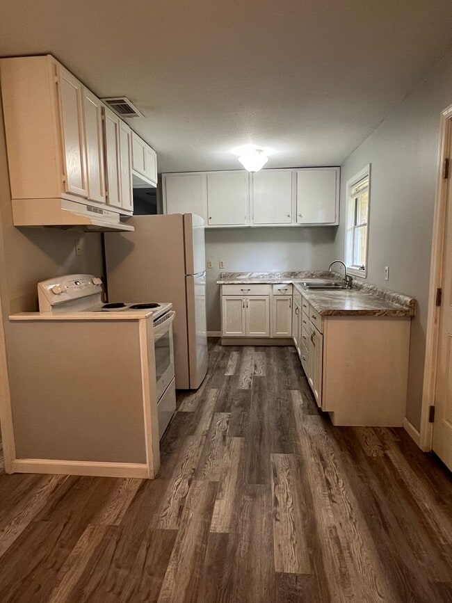 Building Photo - 3 Bedroom 1 bath Home for Lease