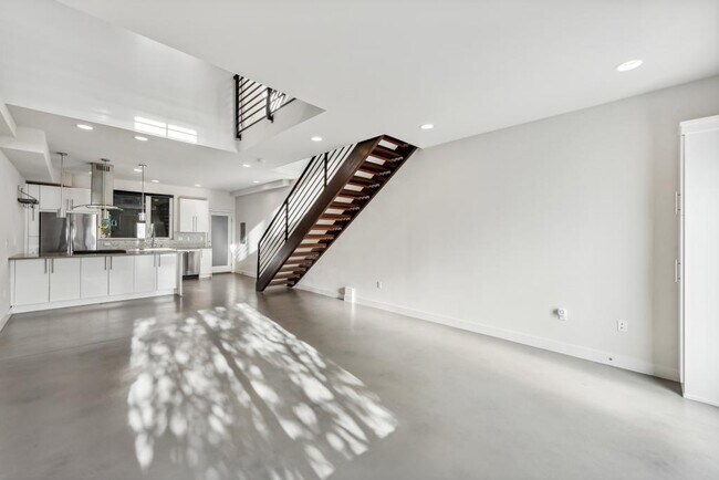 Building Photo - Eastlake Contemporary Townhome - 2 bedrooms
