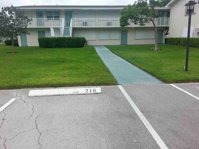 Building Photo - 300 Horizon W