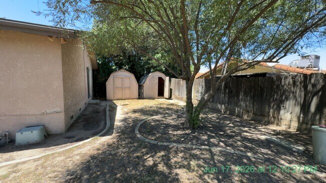 Building Photo - South West Visalia Now Ready!