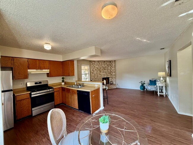Building Photo - 402 Hedgewood Dr