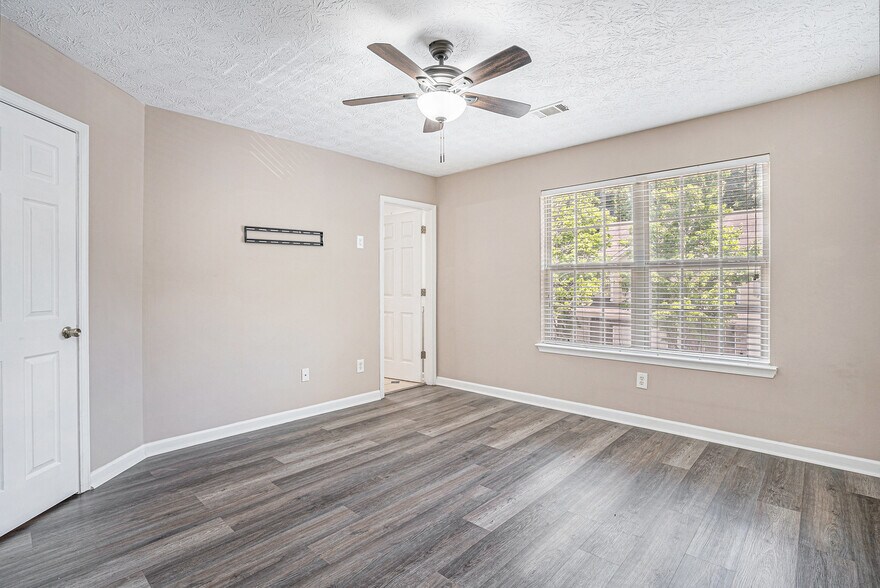 Building Photo - 4155 Park Chase Dr