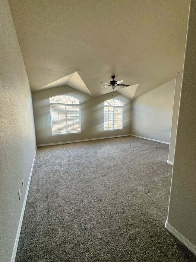 Building Photo - Updated Townhome in North Colorado Springs