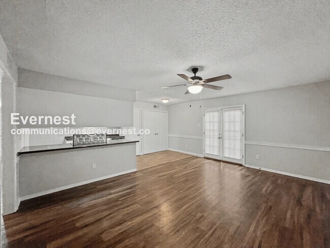 Building Photo - 3 Bed/2 Bath Home with Fenced Yard & Garage / Pet-Friendly / Available Now!