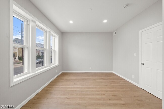 Building Photo - 57 Henry St