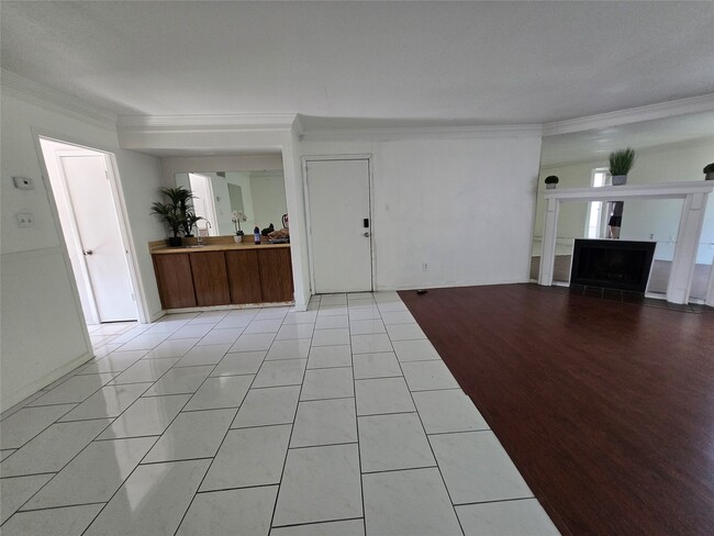 Building Photo - 8323 Wilcrest Dr