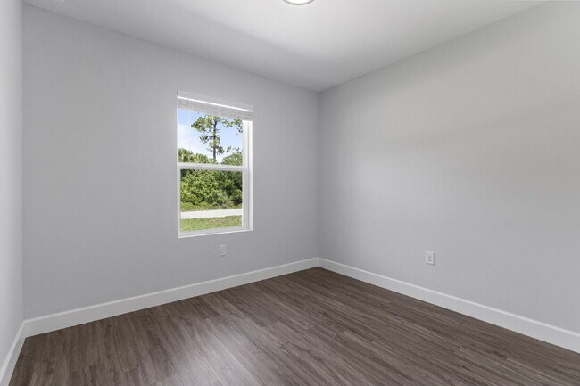 Building Photo - Spacious 3-Bedroom Duplex Oasis with 2 Full Baths in Port Charlotte – Your Ideal Retreat Awaits!