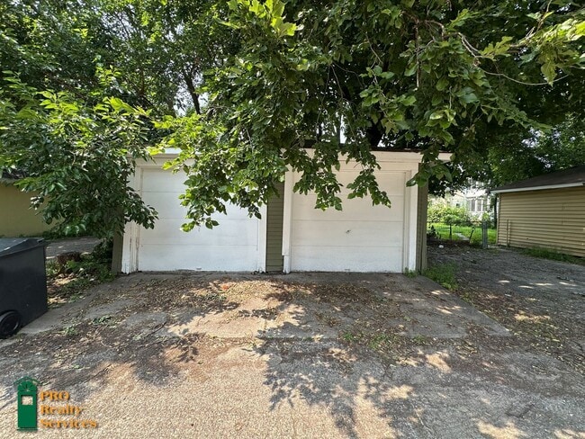 Building Photo - 2 Bedroom Upper Level Duplex Unit