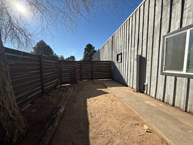 Building Photo - Great 1 bd apartment with private yard! Ridgecrest! Move in special!