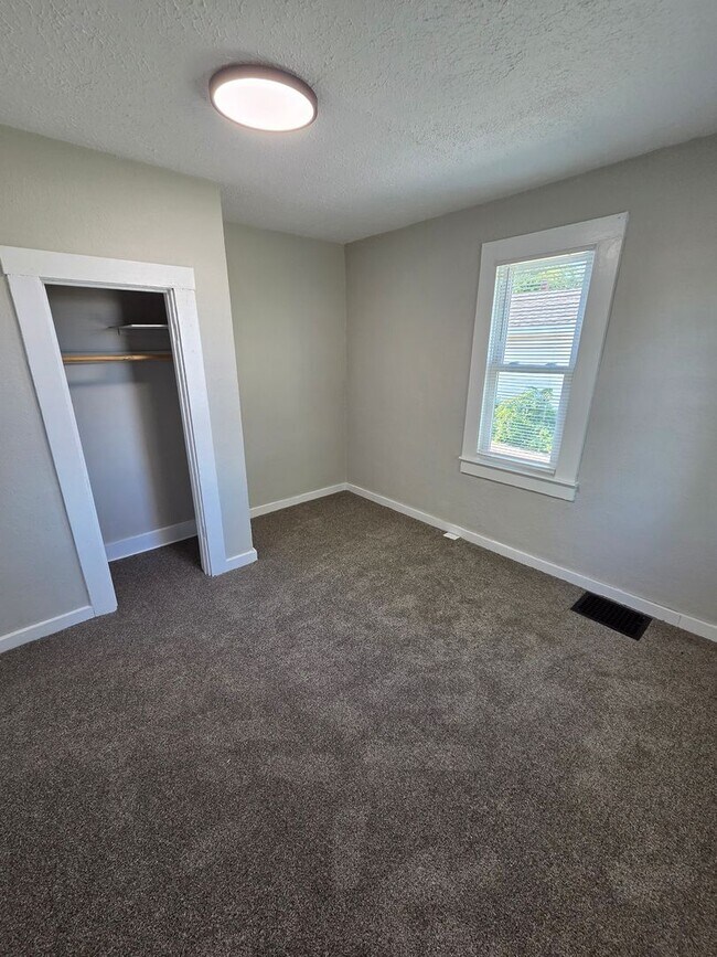 Building Photo - Three Bedroom Single Family Home AVAILABLE NOW