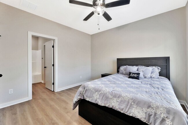 Building Photo - 5421-23 Bressler Dr