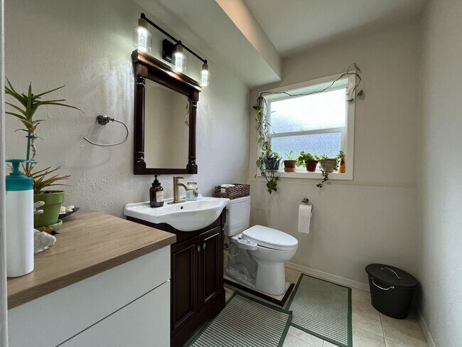 Building Photo - Comfortable Living in Bethany with Two Separate Units, Expansive 0.45-Acre Lot & Versatile Detach...