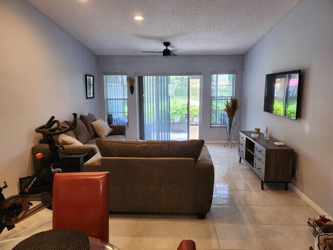 Building Photo - 8951 Sunnywood Pl