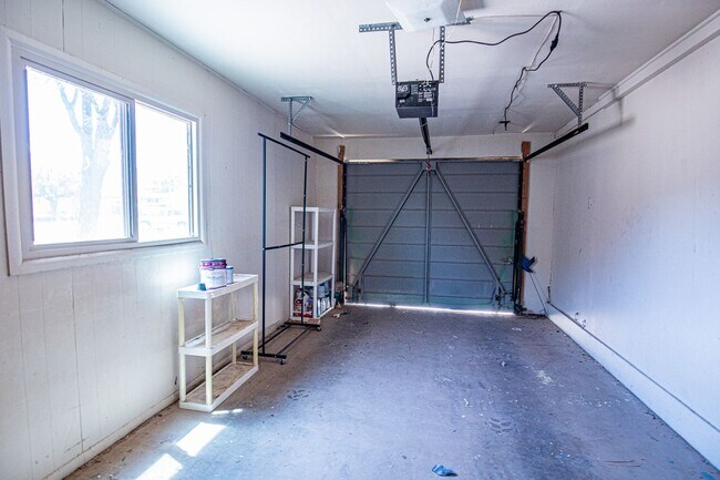 Building Photo - 3 Bedroom 1.75 bath with Solar Panels