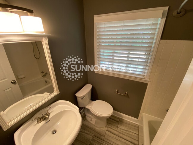 Building Photo - Charming 3 bed, 2.5 bath