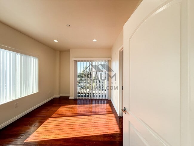 Building Photo - 332 S Virgil Ave