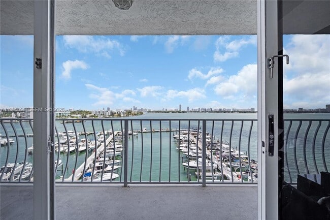 Building Photo - 7601 E Treasure Dr