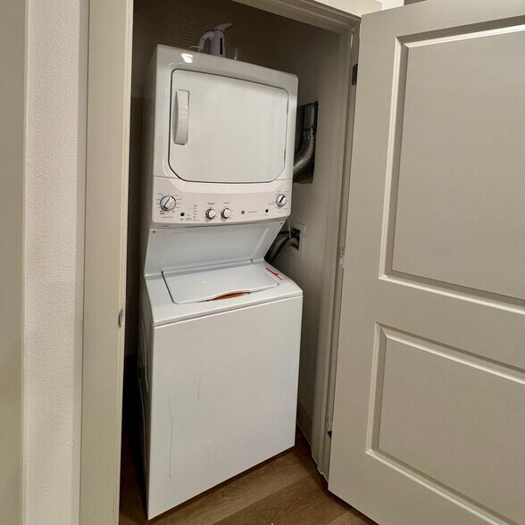 Building Photo - 1301 Leah Ave